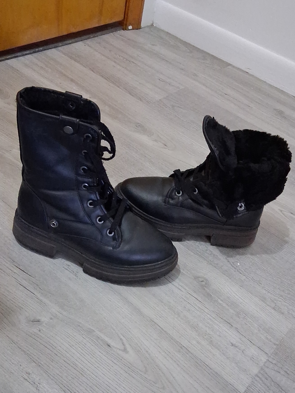 Roxy Faux Fur Lined Combat Boot, Size 6, Warm,  Vegan,  Lace Up